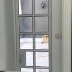 דלת אלומיניום פשוטה בצבע לבן